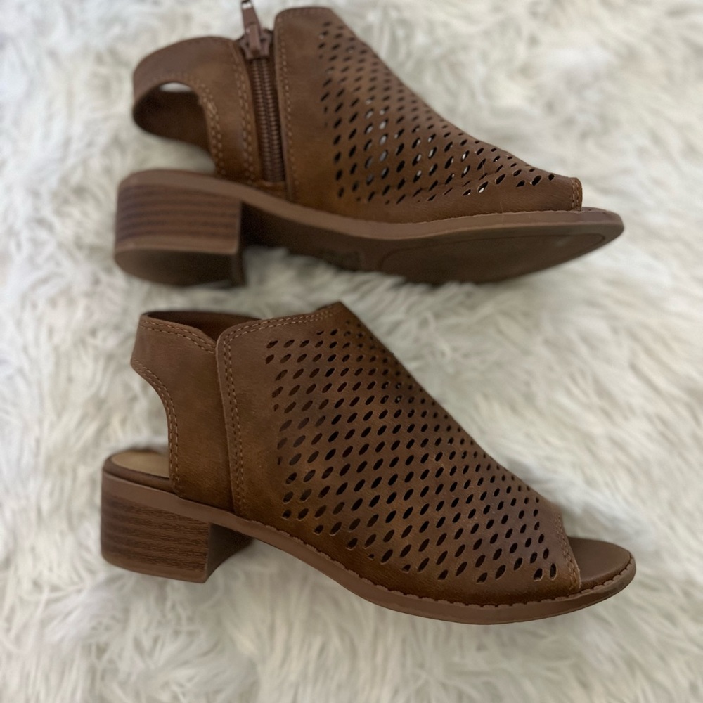 Barely worn girls sandals size 12.5. Tan, leather-look.